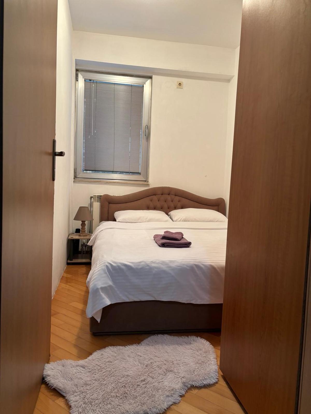 Lovely Square Apartment Purple Velvet Skopje Rum bild