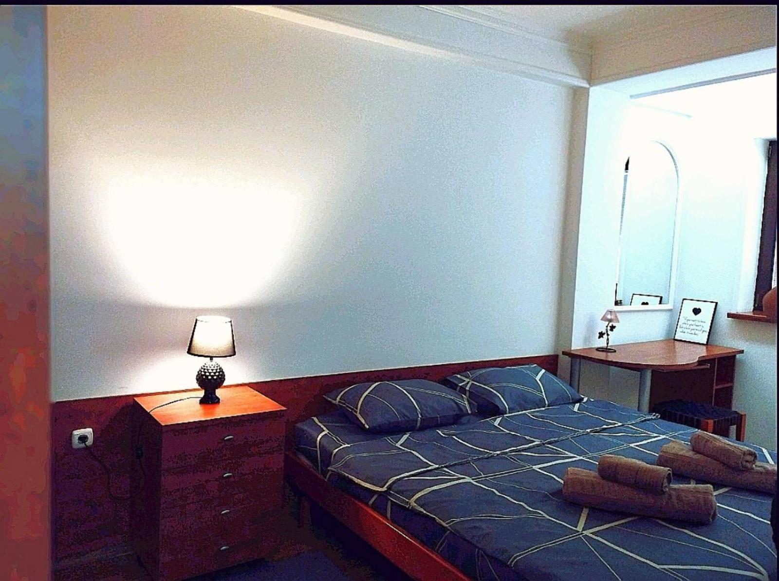 Lovely Square Apartment Purple Velvet Skopje Rum bild