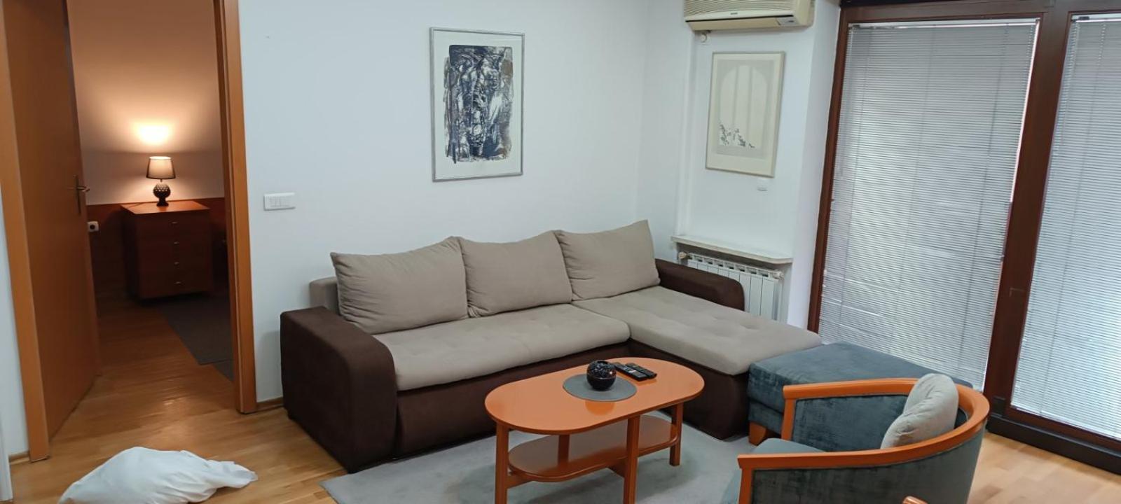 Lovely Square Apartment Purple Velvet Skopje Rum bild