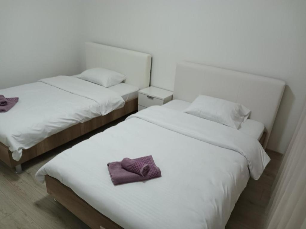 Lovely Square Apartment Purple Velvet Skopje Rum bild