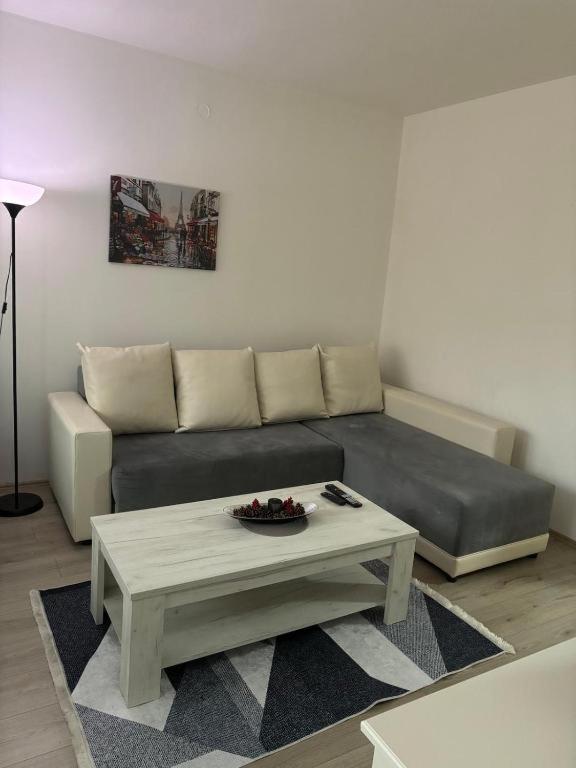Lovely Square Apartment Purple Velvet Skopje Rum bild