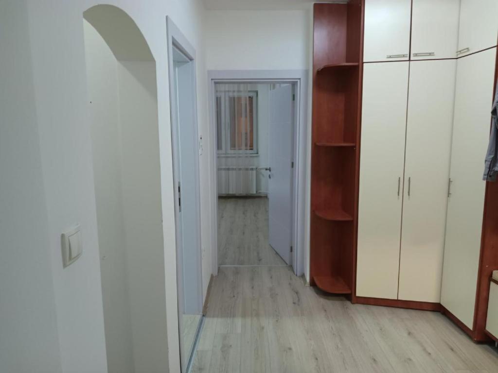 Lovely Square Apartment Purple Velvet Skopje Rum bild