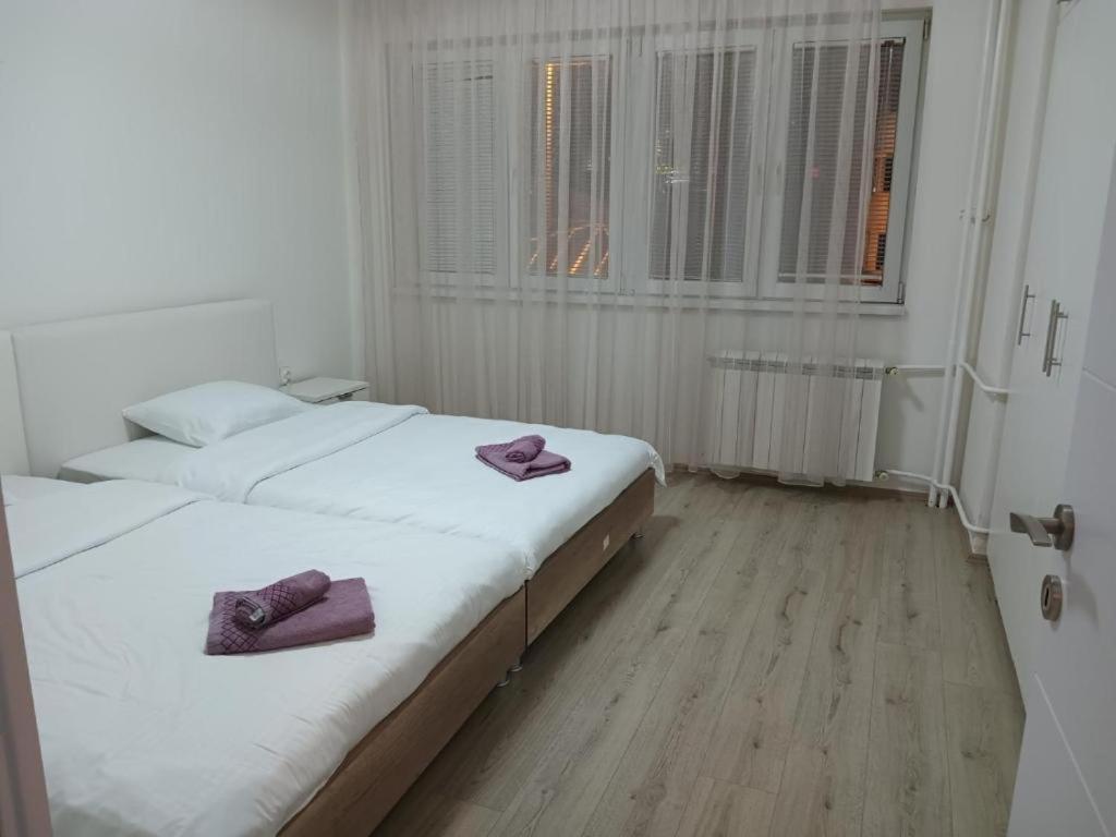 Lovely Square Apartment Purple Velvet Skopje Rum bild