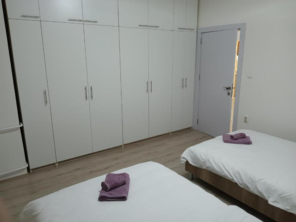 Lovely Square Apartment Purple Velvet Skopje Rum bild