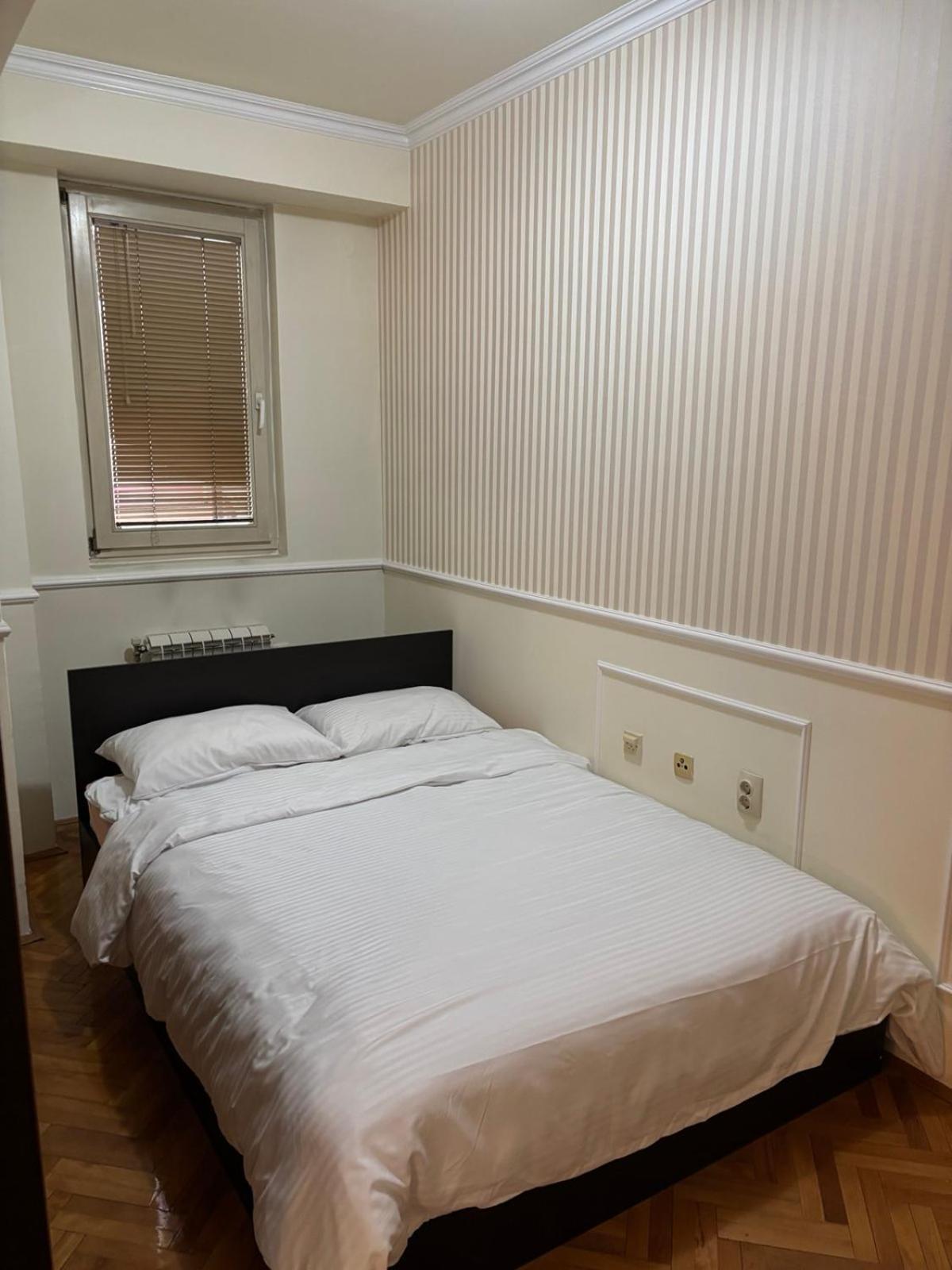 Lovely Square Apartment Purple Velvet Skopje Rum bild
