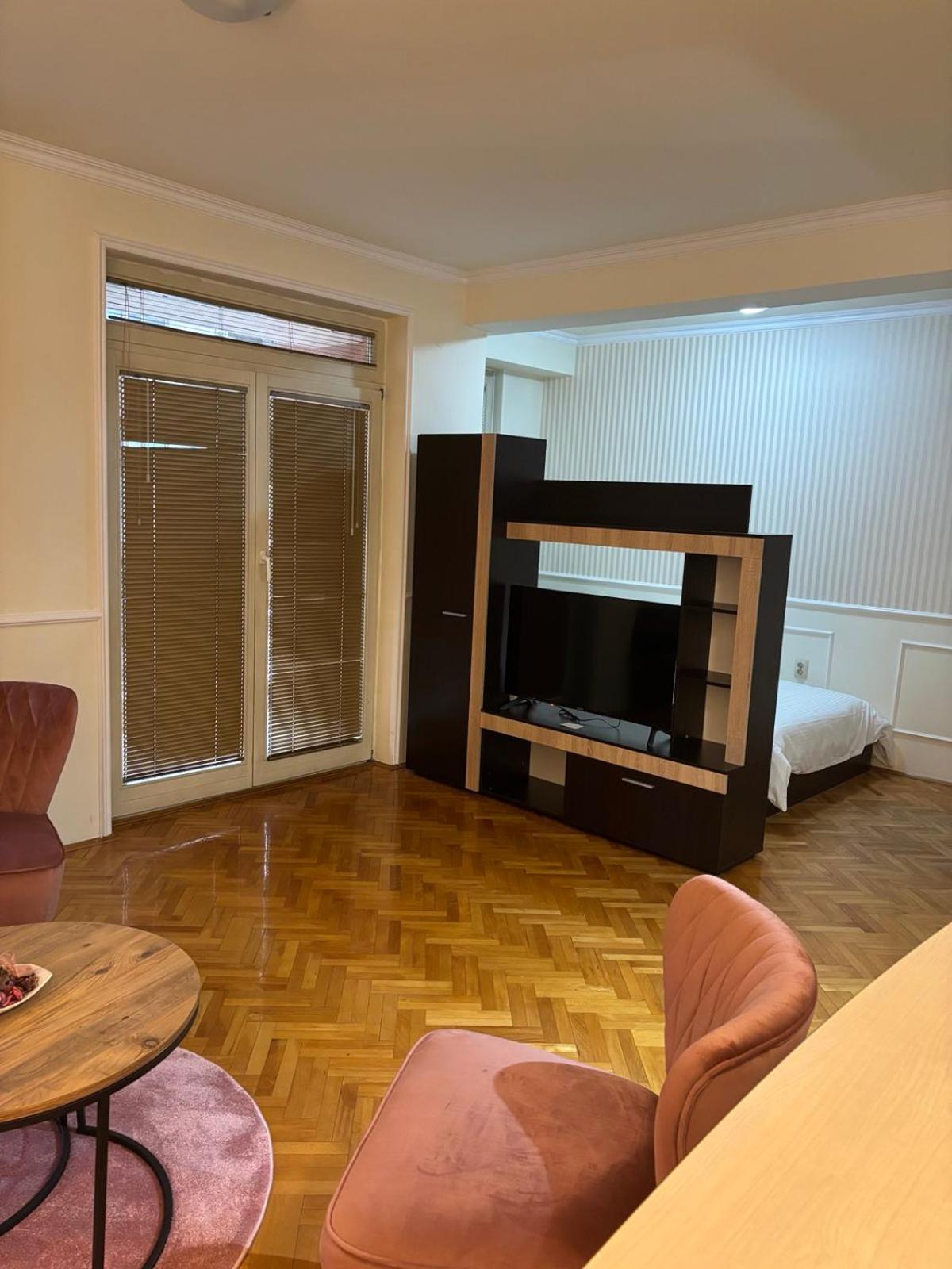 Lovely Square Apartment Purple Velvet Skopje Rum bild