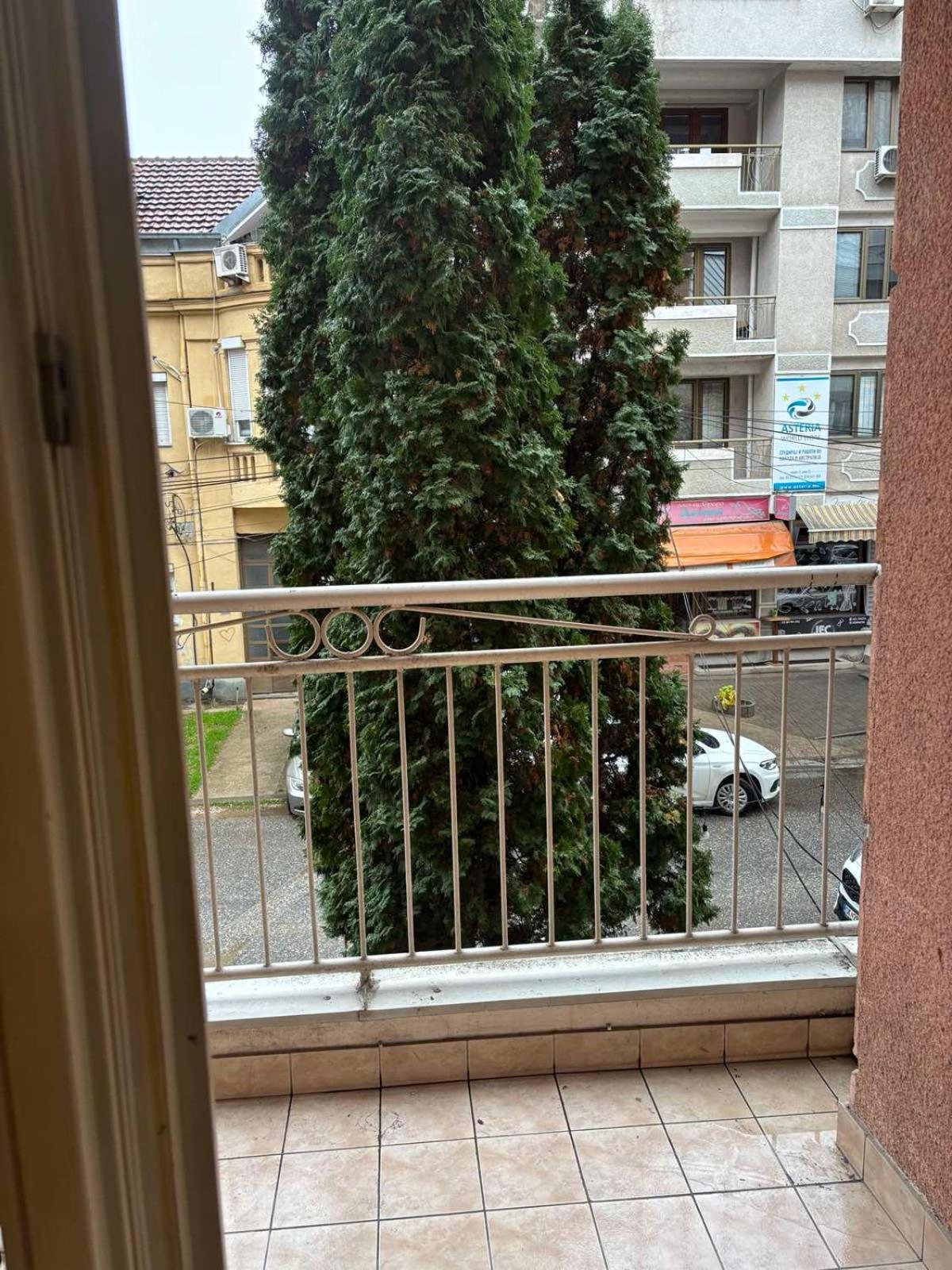 Lovely Square Apartment Purple Velvet Skopje Rum bild