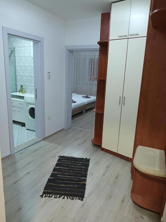 Lovely Square Apartment Purple Velvet Skopje Rum bild