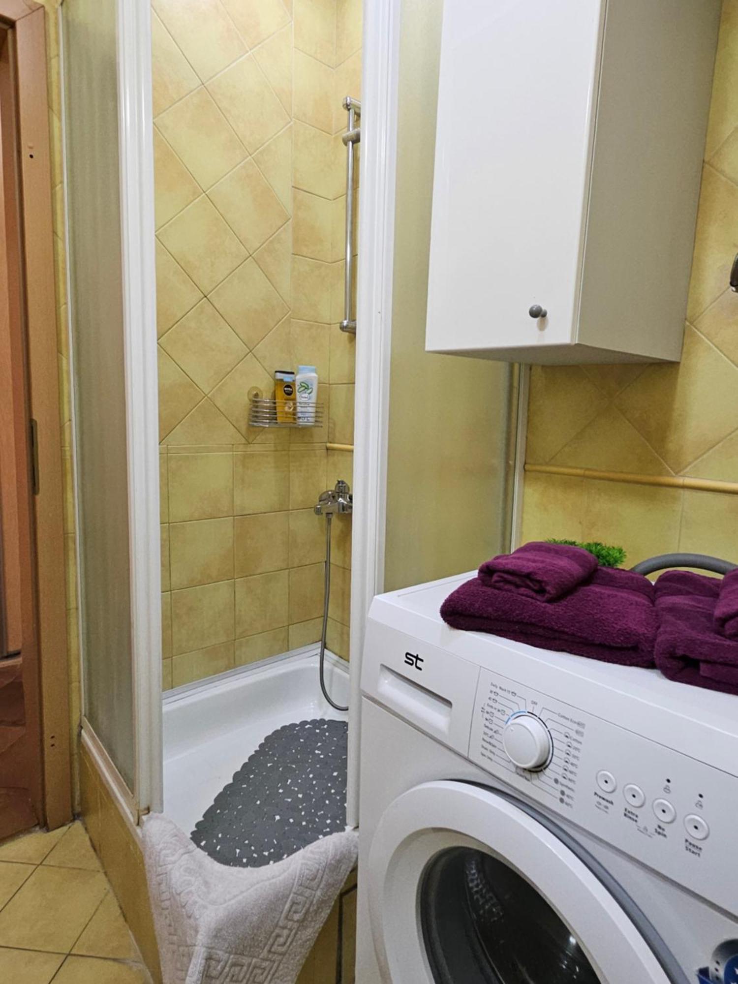 Lovely Square Apartment Purple Velvet Skopje Rum bild