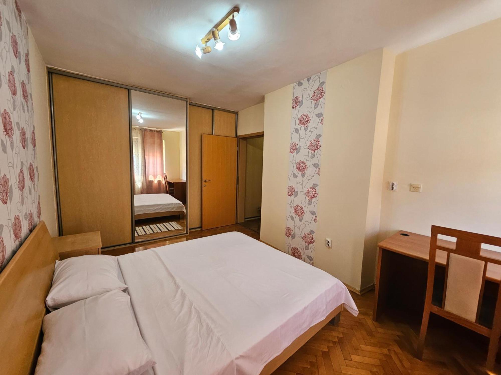 Lovely Square Apartment Purple Velvet Skopje Rum bild