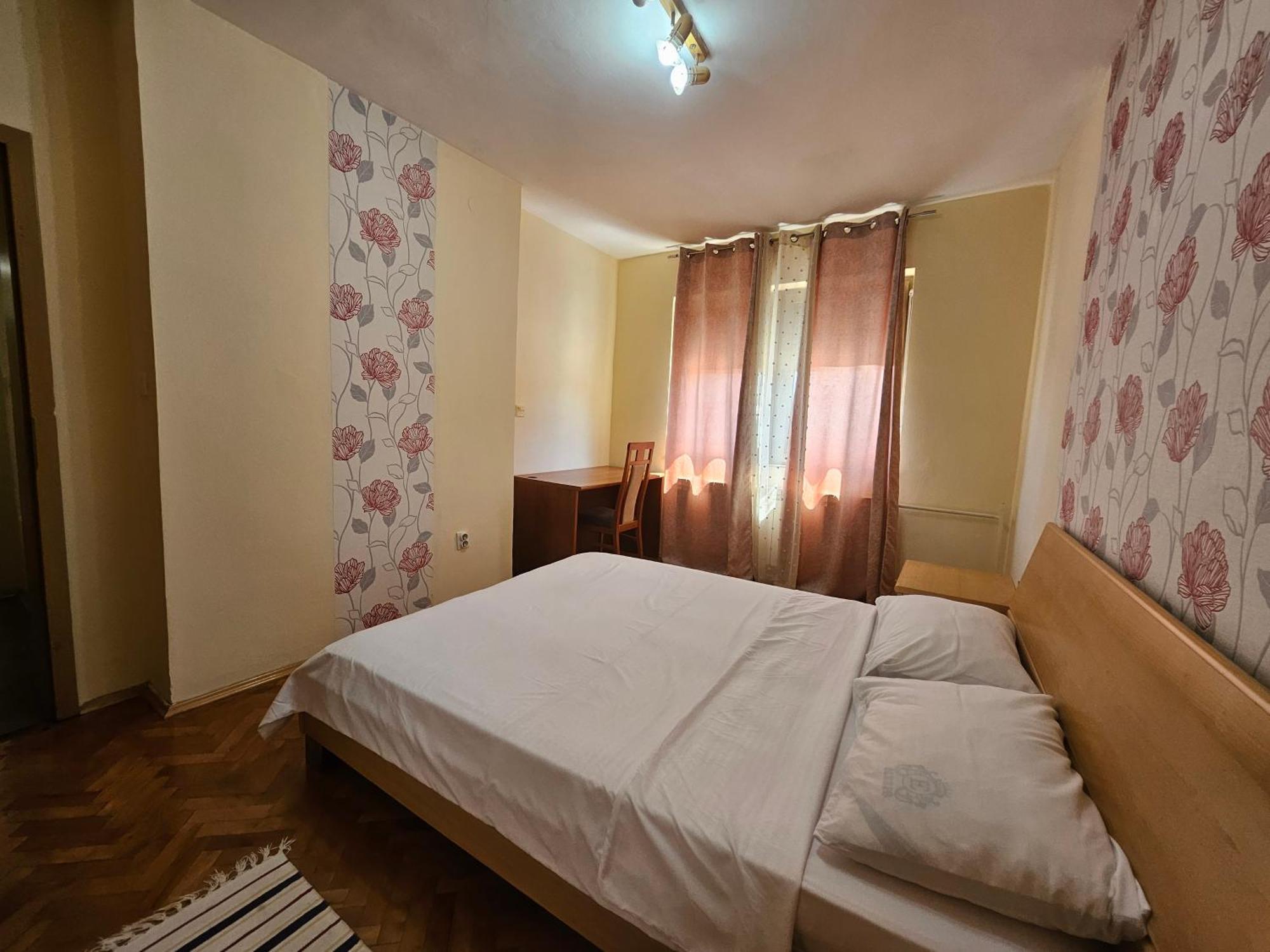 Lovely Square Apartment Purple Velvet Skopje Rum bild