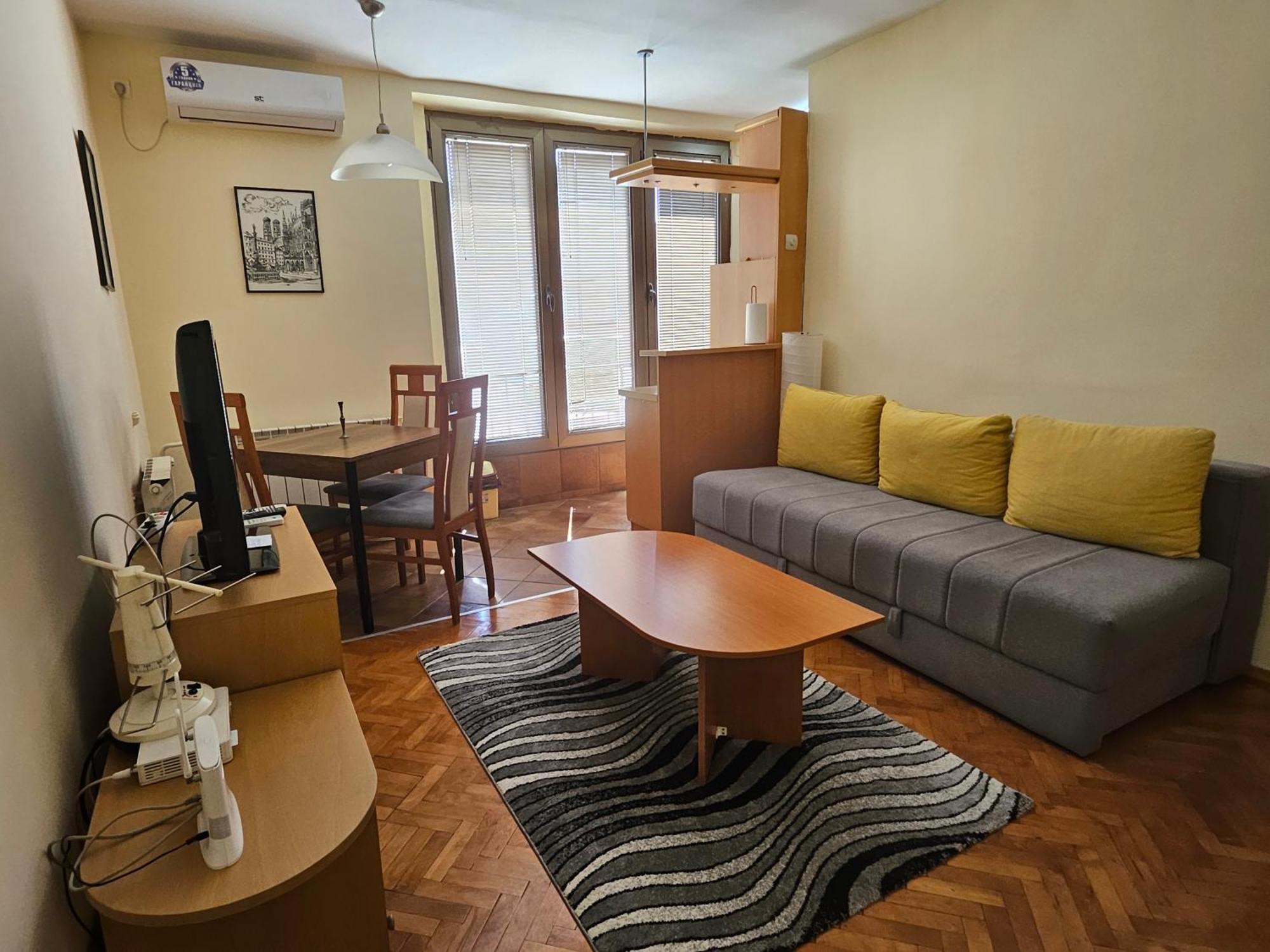 Lovely Square Apartment Purple Velvet Skopje Rum bild