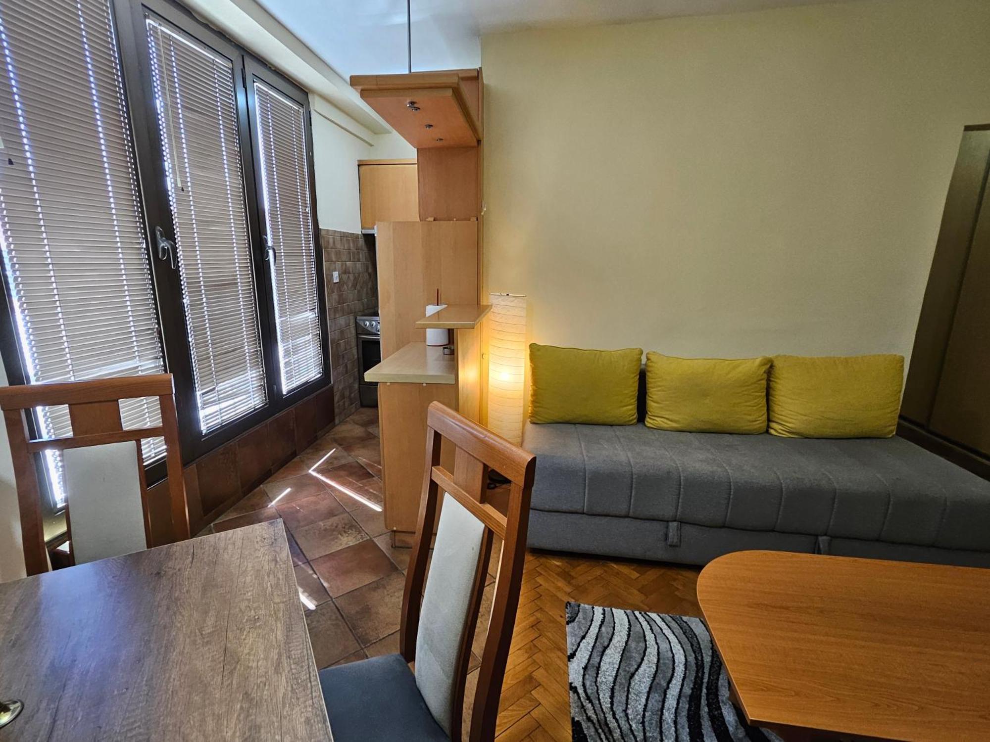 Lovely Square Apartment Purple Velvet Skopje Rum bild