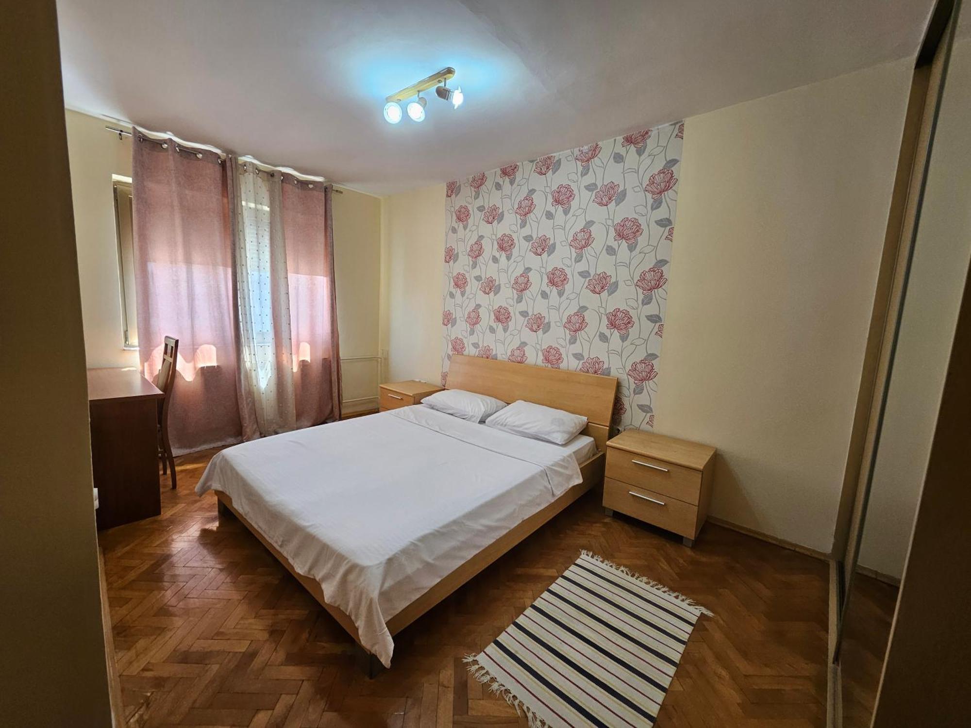 Lovely Square Apartment Purple Velvet Skopje Rum bild
